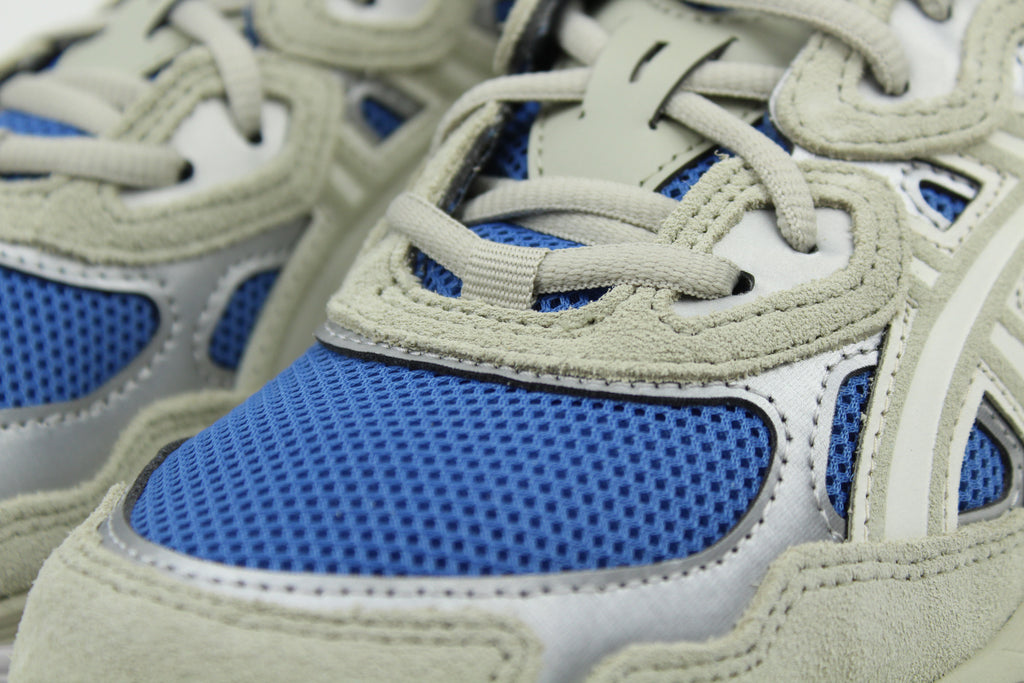 ASICS GEL-NYC sneakers in 'Polar Night & Cream' colorway, sleek running shoes with navy blue and cream accents, ideal for sporty and casual outfits