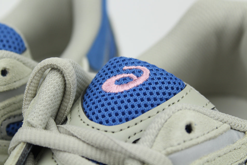 ASICS GEL-NYC sneakers in 'Polar Night & Cream' colorway, sleek running shoes with navy blue and cream accents, ideal for sporty and casual outfits