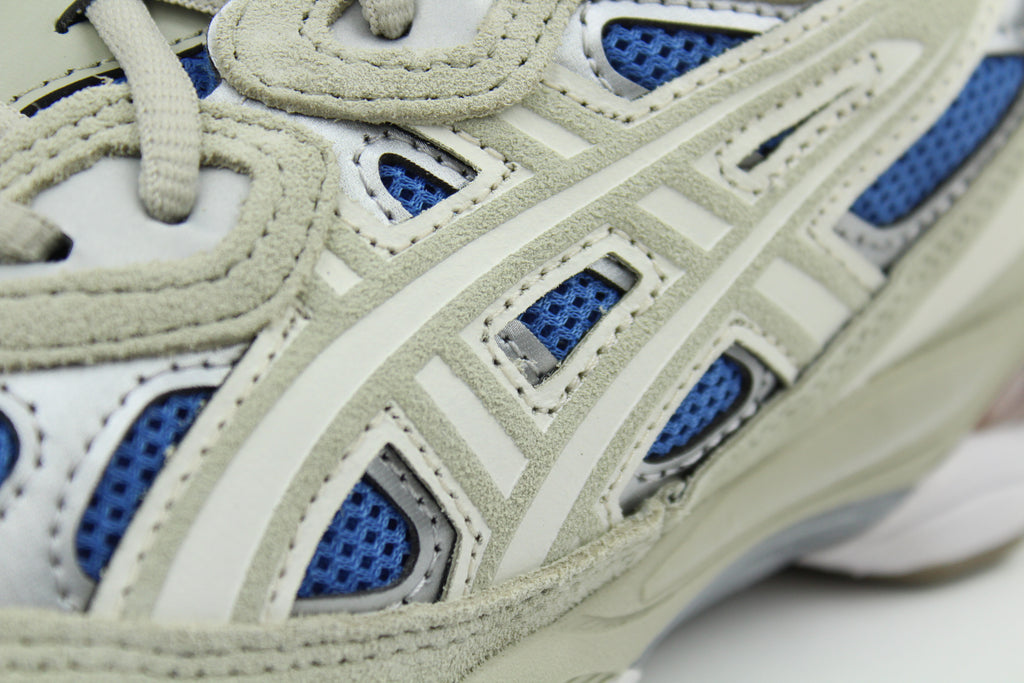 ASICS GEL-NYC sneakers in 'Polar Night & Cream' colorway, sleek running shoes with navy blue and cream accents, ideal for sporty and casual outfits