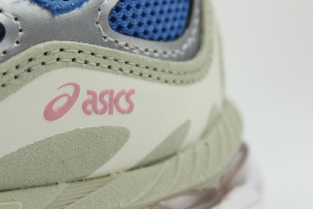 ASICS GEL-NYC sneakers in 'Polar Night & Cream' colorway, sleek running shoes with navy blue and cream accents, ideal for sporty and casual outfits