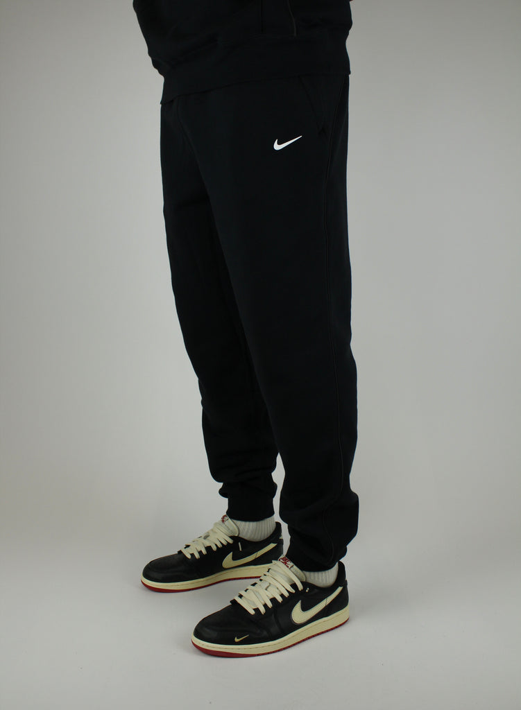 The Nike x NOCTA Open-Hem Fleece Pants Tapered in Black are the definition of effortless utility With a tailored straight-leg fit and clean finish.
