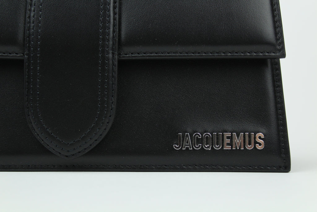 Jacquemus Le Grand Bambino 'Black' blends structured leather, silver detailing, and versatile wear. A timeless statement piece for clean, elevated looks.