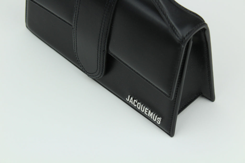 Jacquemus Le Grand Bambino 'Black' blends structured leather, silver detailing, and versatile wear. A timeless statement piece for clean, elevated looks.