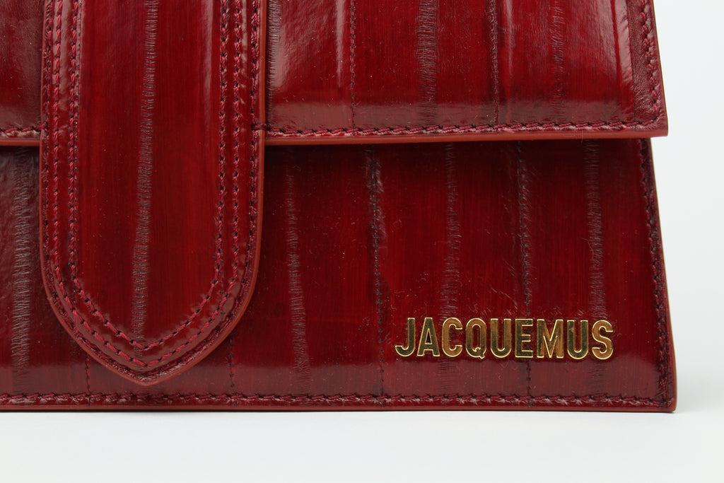 Jacquemus Le Grand Bambino 'Bordeaux Croco' with smooth leather, gold logo, and smooth structure. A modern staple for fresh, elevated styling.