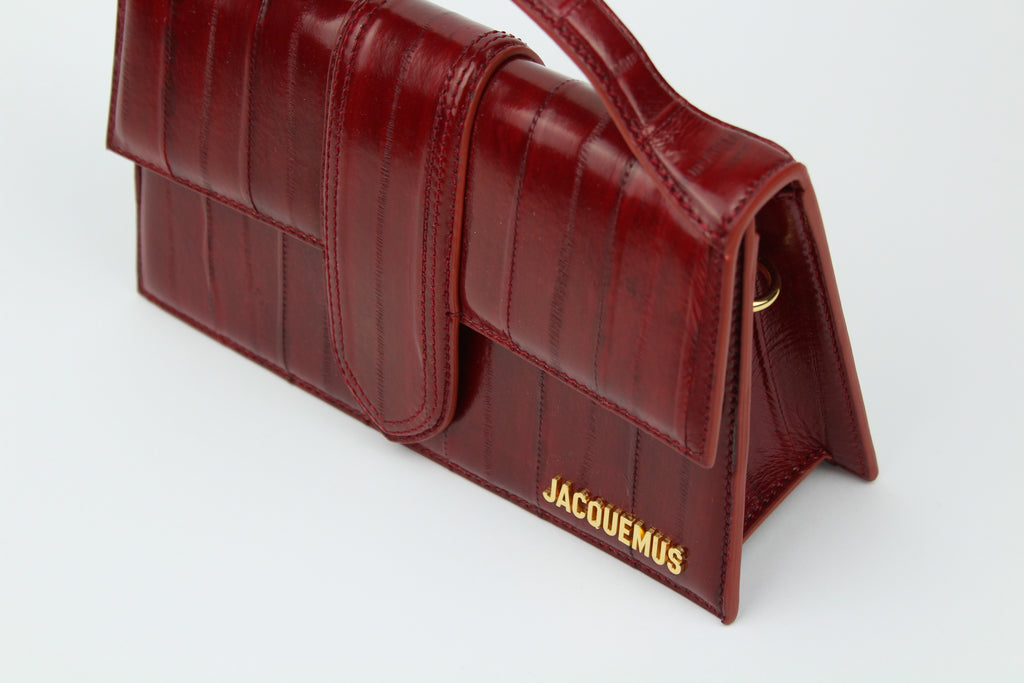 Jacquemus Le Grand Bambino 'Bordeaux Croco' with smooth leather, gold logo, and smooth structure. A modern staple for fresh, elevated styling.