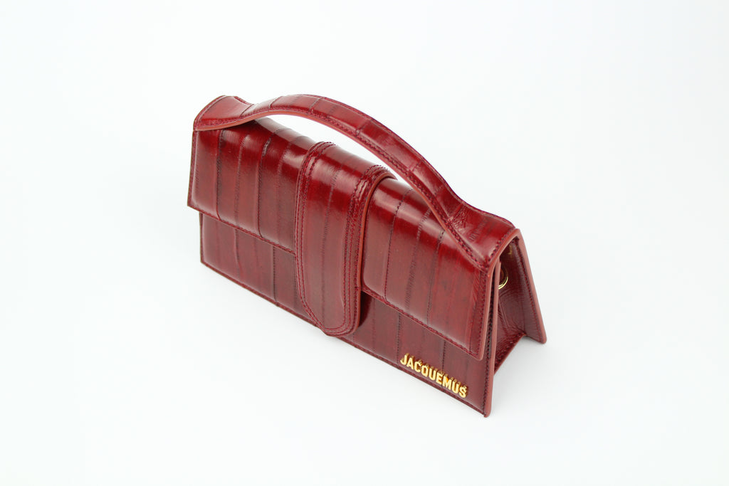 Jacquemus Le Grand Bambino 'Bordeaux Croco' with smooth leather, gold logo, and smooth structure. A modern staple for fresh, elevated styling.