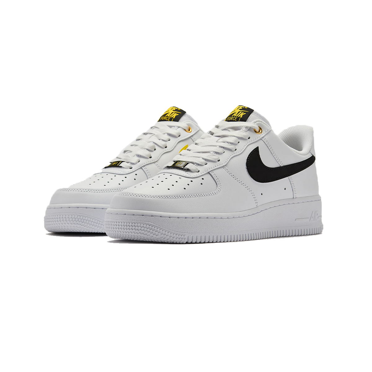 Par de zapatillas Nike Air Force 1 Low blancas con logos swoosh negros, ojales dorados y tiradores amarillos 'AIK' en la lengüeta, vistas desde un ángulo frontal.