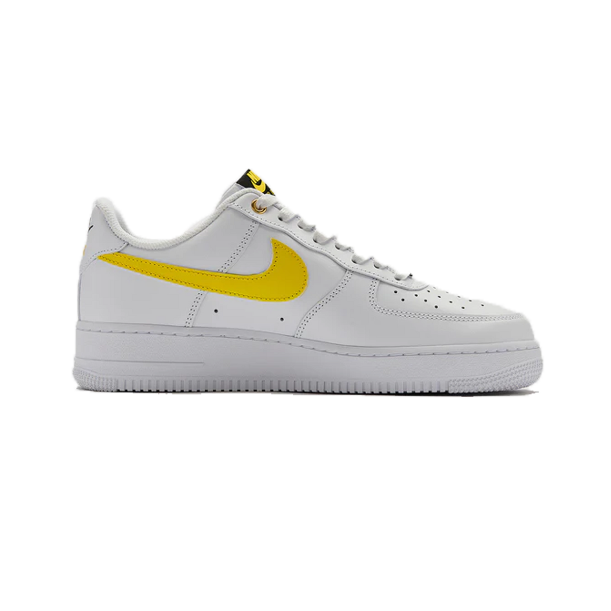 Vista lateral de una zapatilla Nike Air Force 1 Low blanca con swoosh amarillo y un tirador negro y amarillo en la lengüeta.