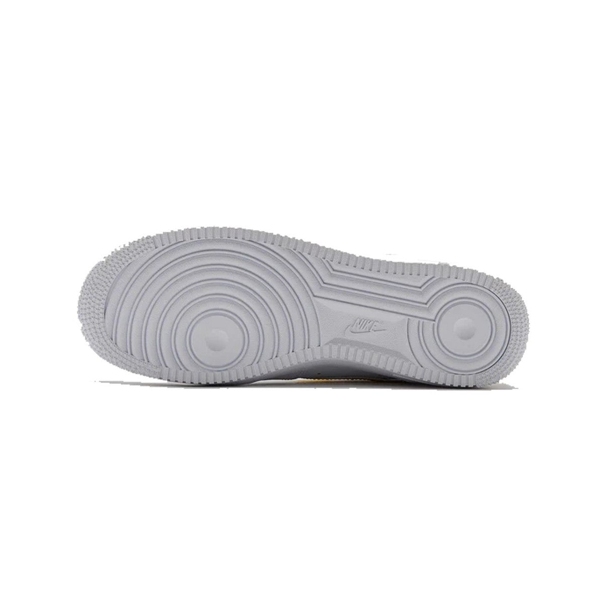 Vista inferior de una zapatilla Nike Air Force 1 Low blanca que muestra la suela de goma estriada con el logo de Nike.