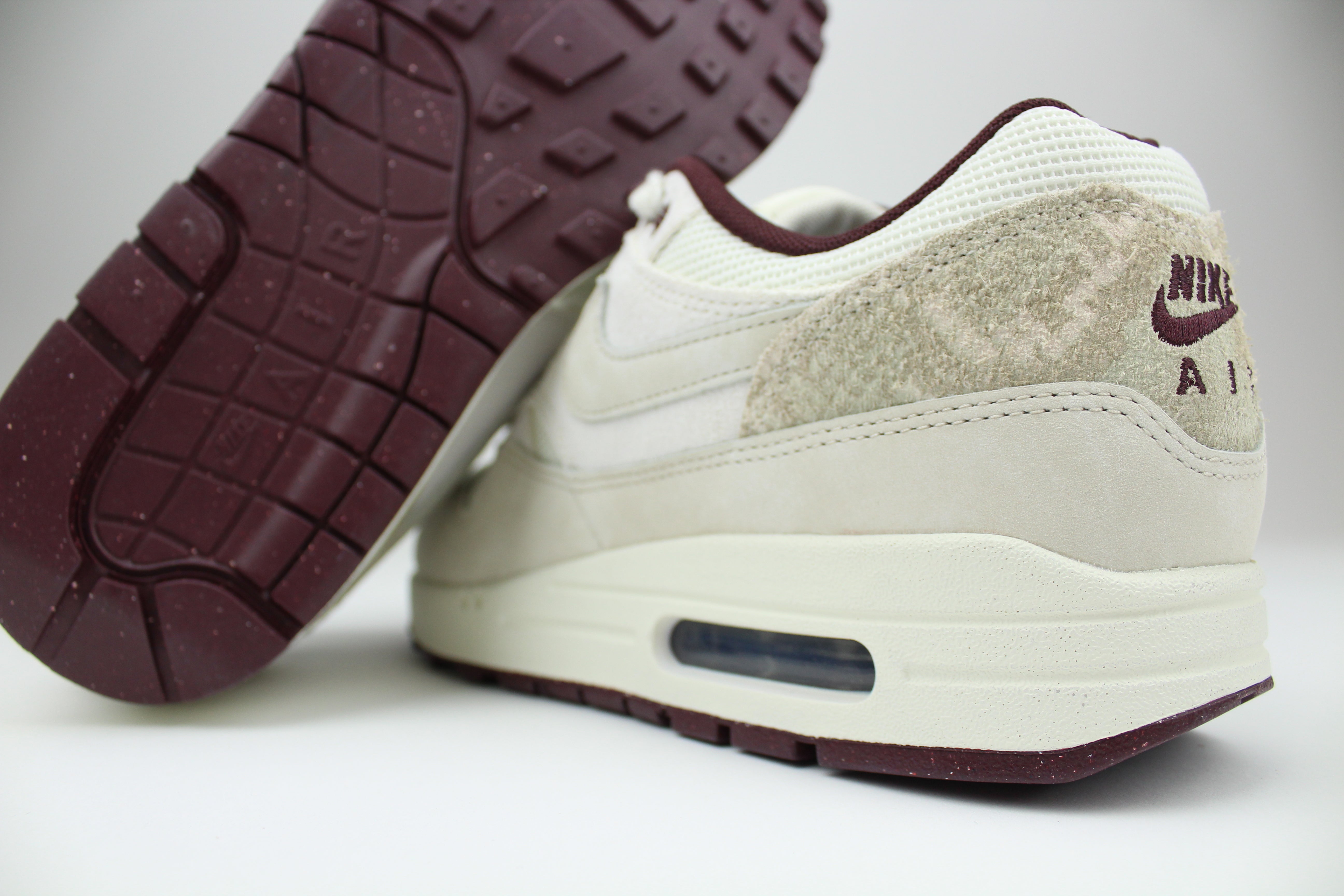 Nike Air Max 1 ‘Burgundy Crush’ in premium suede and mesh with visible Air cushioning. Style with joggers or denim for a rich, clean streetwear look.