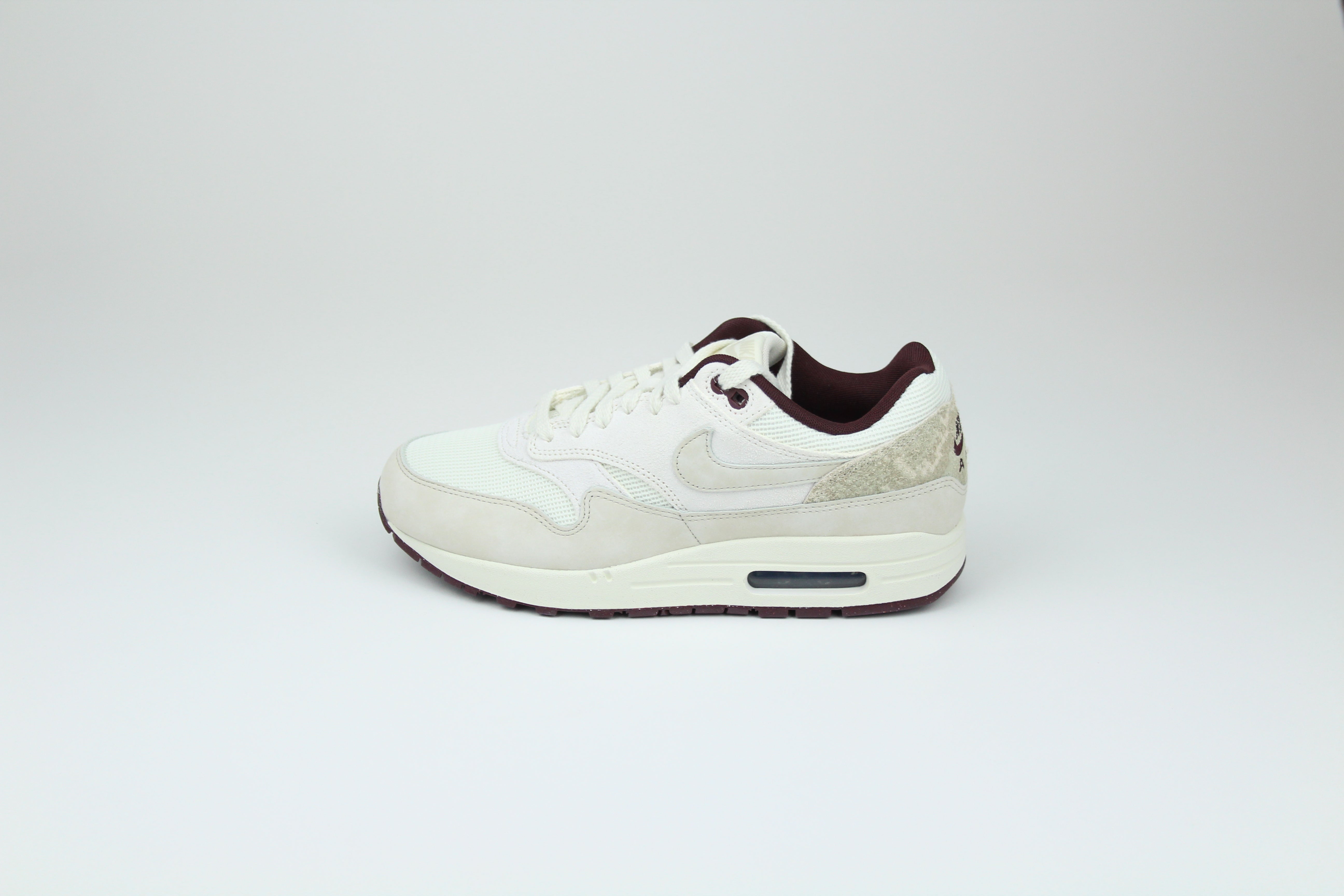 Nike Air Max 1 ‘Burgundy Crush’ in premium suede and mesh with visible Air cushioning. Style with joggers or denim for a rich, clean streetwear look.