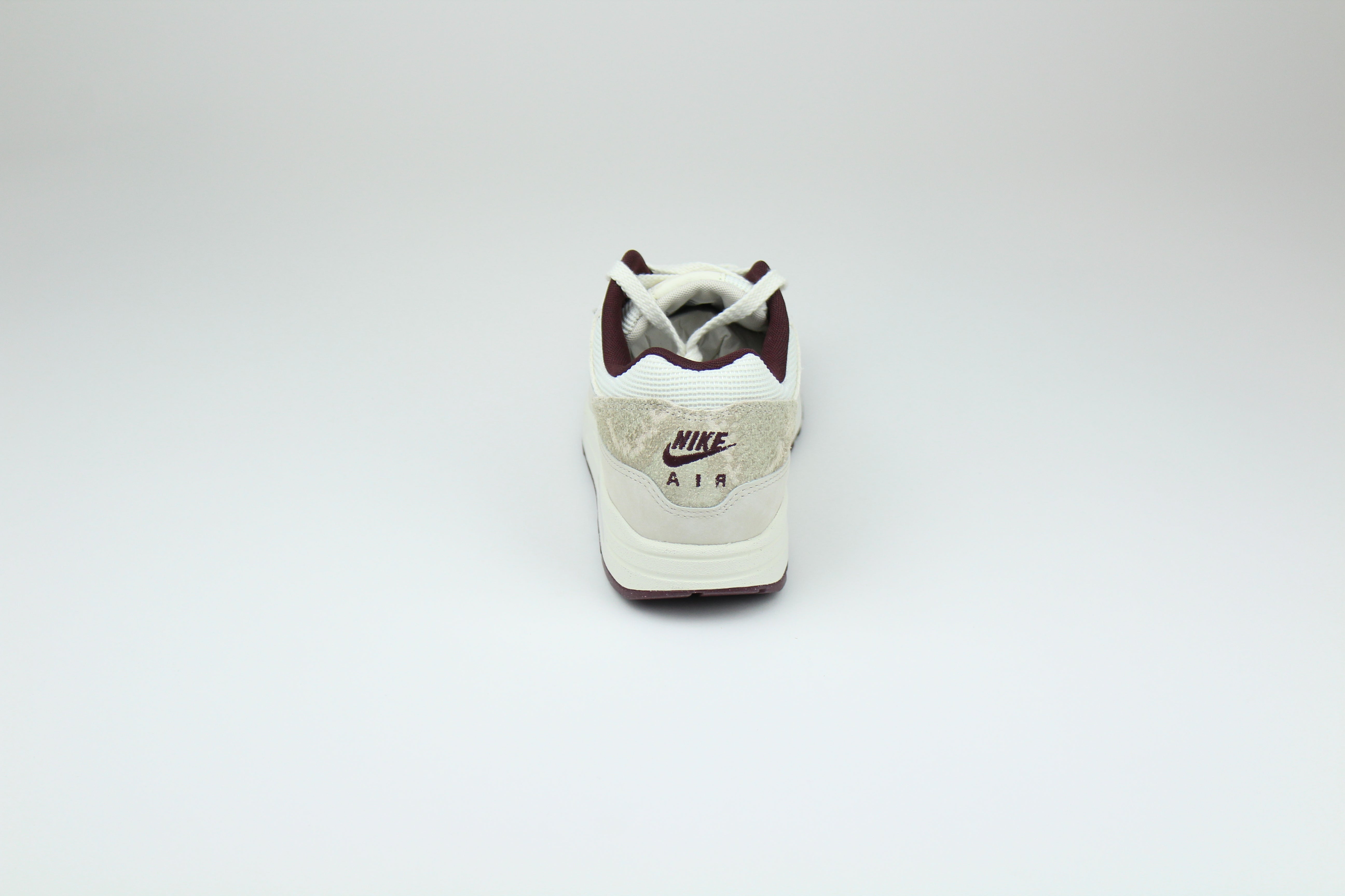 Nike Air Max 1 ‘Burgundy Crush’ in premium suede and mesh with visible Air cushioning. Style with joggers or denim for a rich, clean streetwear look.