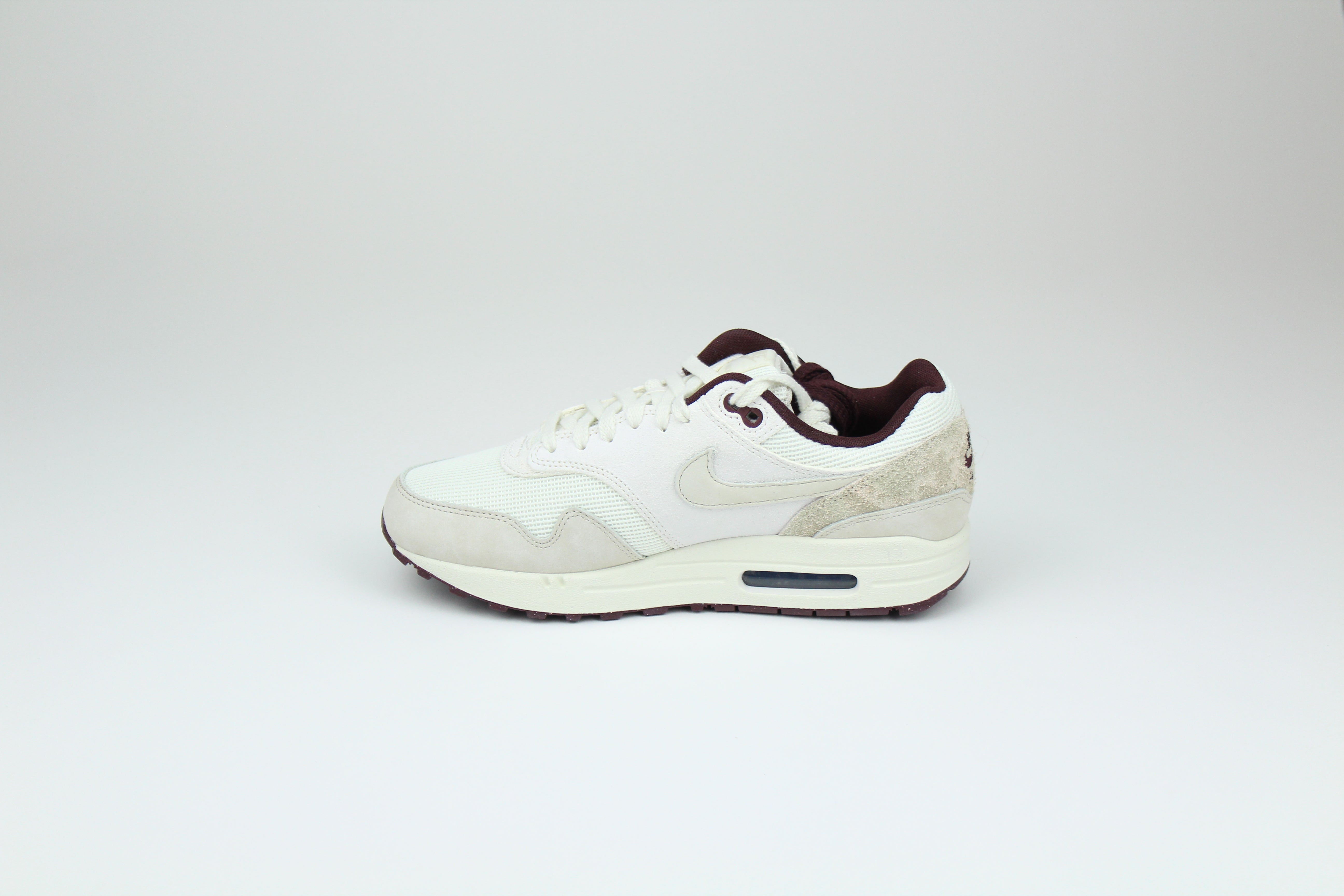 Nike Air Max 1 ‘Burgundy Crush’ in premium suede and mesh with visible Air cushioning. Style with joggers or denim for a rich, clean streetwear look.