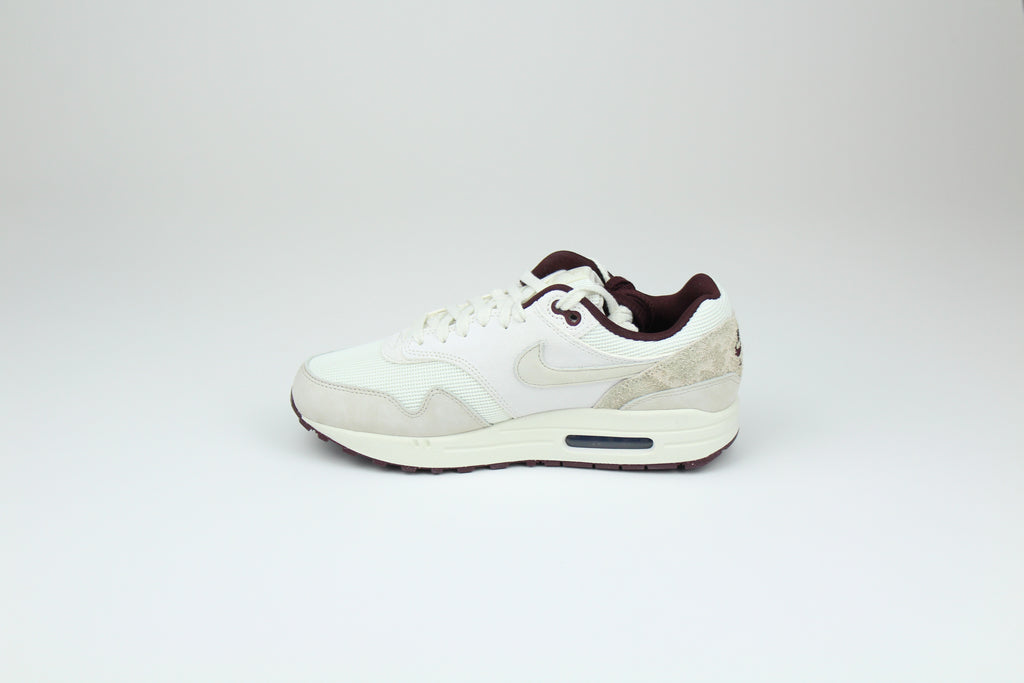 Nike Air Max 1 ‘Burgundy Crush’ in premium suede and mesh with visible Air cushioning. Style with joggers or denim for a rich, clean streetwear look.