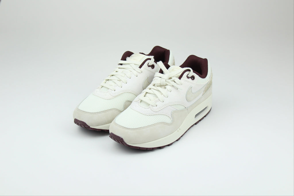 Nike Air Max 1 ‘Burgundy Crush’ in premium suede and mesh with visible Air cushioning. Style with joggers or denim for a rich, clean streetwear look.