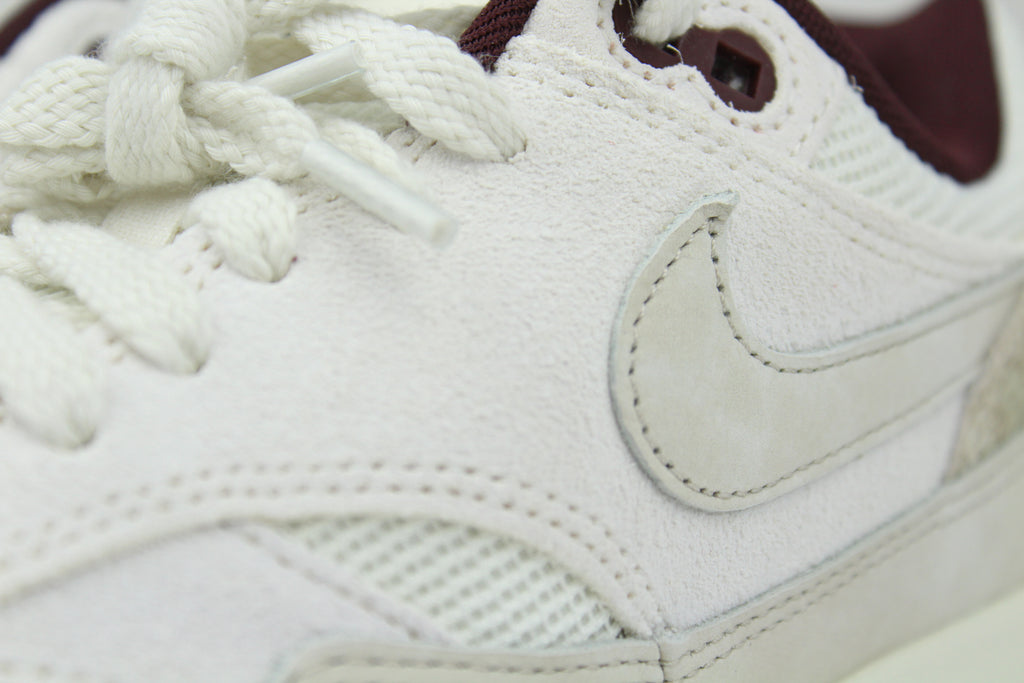 Nike Air Max 1 ‘Burgundy Crush’ in premium suede and mesh with visible Air cushioning. Style with joggers or denim for a rich, clean streetwear look.