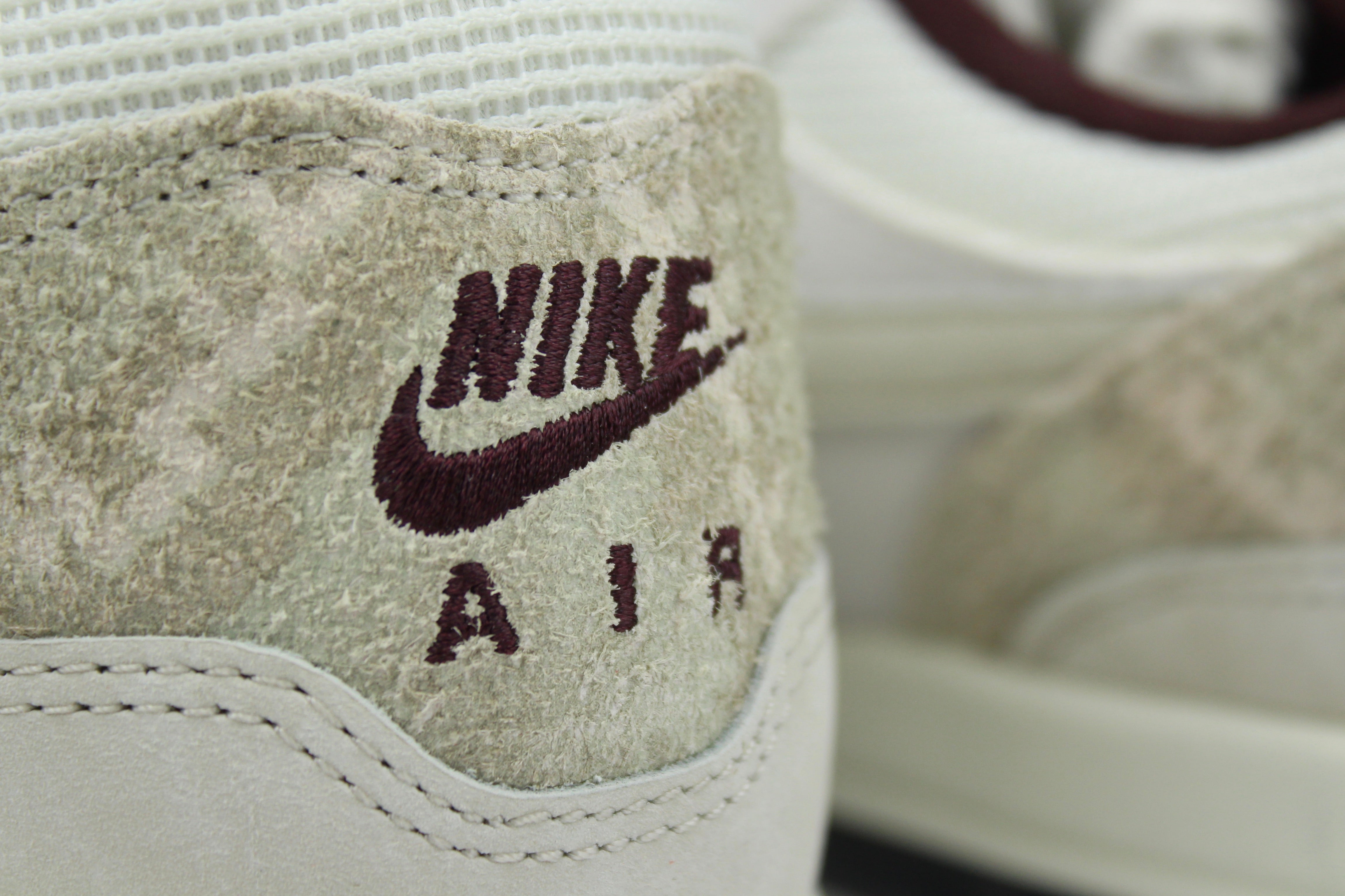 Nike Air Max 1 ‘Burgundy Crush’ in premium suede and mesh with visible Air cushioning. Style with joggers or denim for a rich, clean streetwear look.