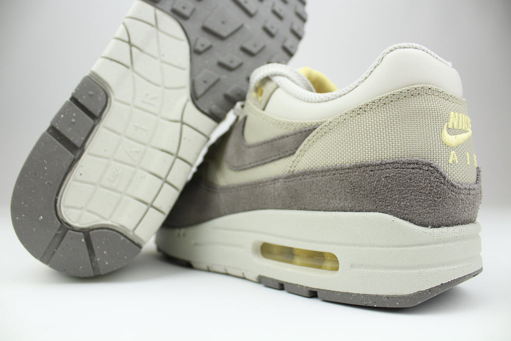 Nike Air Max 1 Premium Cave Stone – Suede and Mesh Retro Running Sneakers, Classic Lifestyle Shoes, Iconic Streetwear Trainers