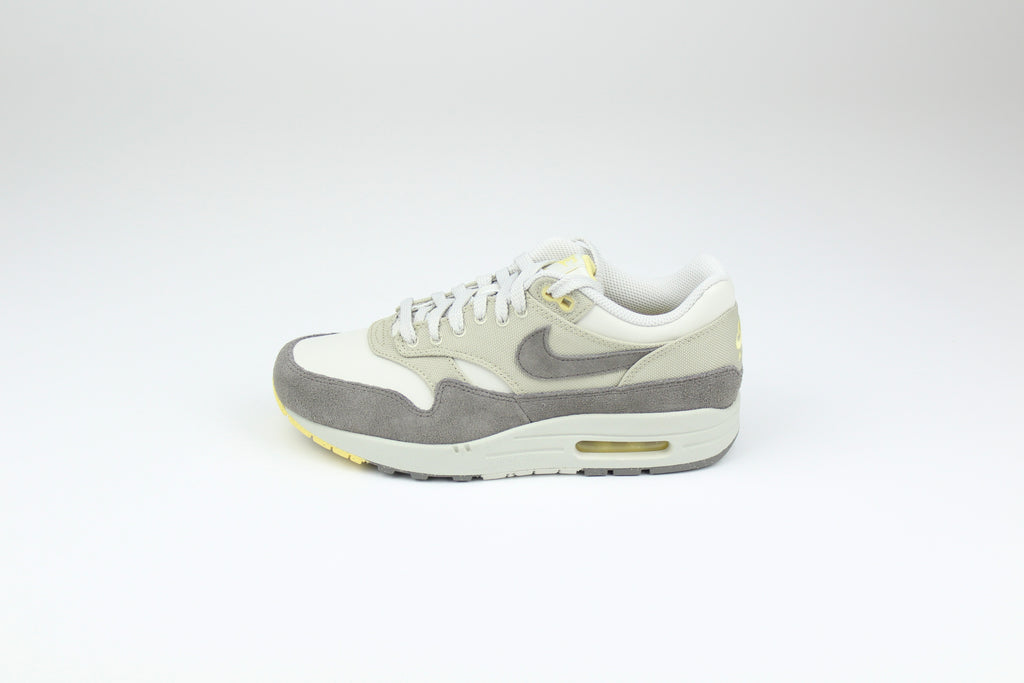 Nike Air Max 1 Premium Cave Stone – Suede and Mesh Retro Running Sneakers, Classic Lifestyle Shoes, Iconic Streetwear Trainers