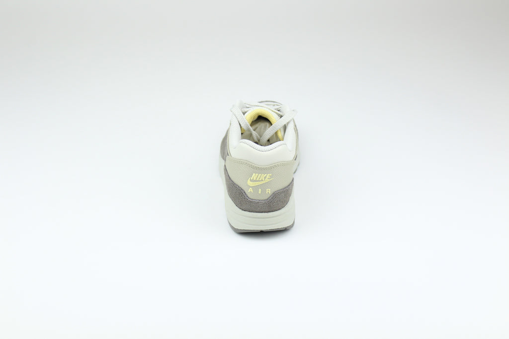 Nike Air Max 1 Premium Cave Stone – Suede and Mesh Retro Running Sneakers, Classic Lifestyle Shoes, Iconic Streetwear Trainers