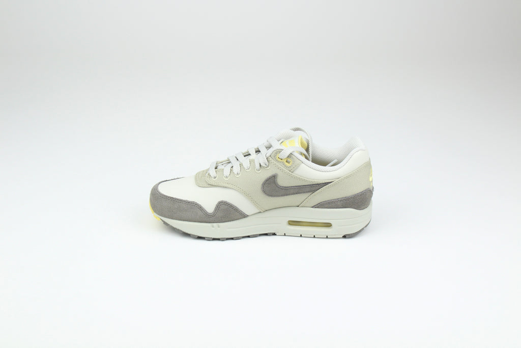 Nike Air Max 1 Premium Cave Stone – Suede and Mesh Retro Running Sneakers, Classic Lifestyle Shoes, Iconic Streetwear Trainers