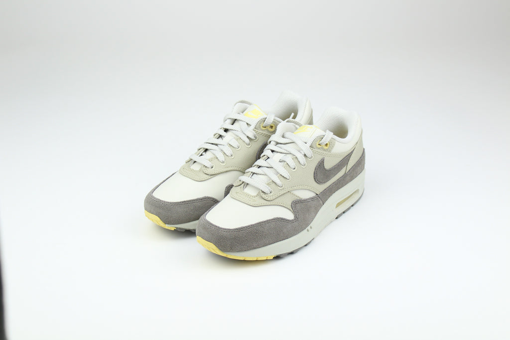 Nike Air Max 1 Premium Cave Stone – Suede and Mesh Retro Running Sneakers, Classic Lifestyle Shoes, Iconic Streetwear Trainers