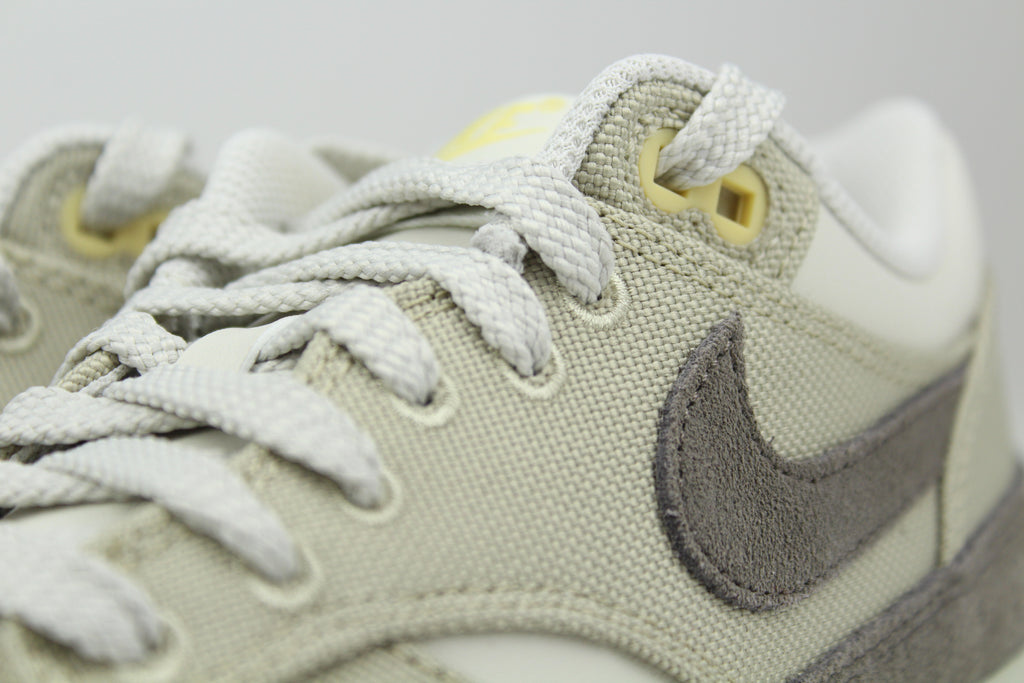 Nike Air Max 1 Premium Cave Stone – Suede and Mesh Retro Running Sneakers, Classic Lifestyle Shoes, Iconic Streetwear Trainers