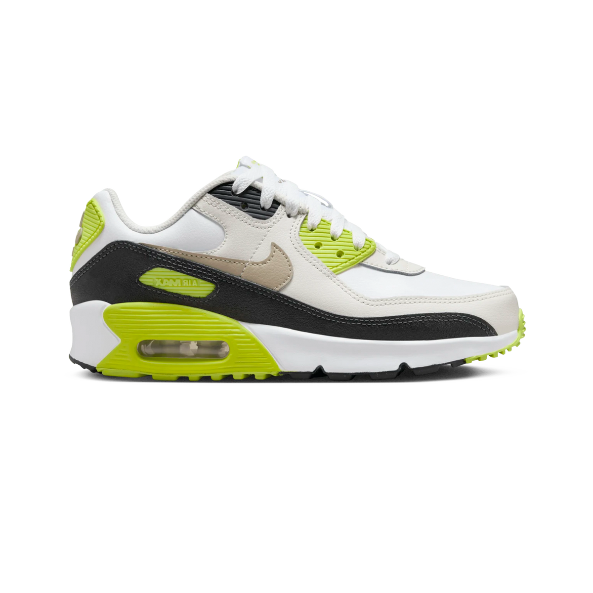 Widok z boku białego sneakersa Nike Air Max 90 z czarnymi wstawkami, beżowym swooshem i neonowo zielonymi akcentami na przelotkach, języku i podeszwie pośredniej.