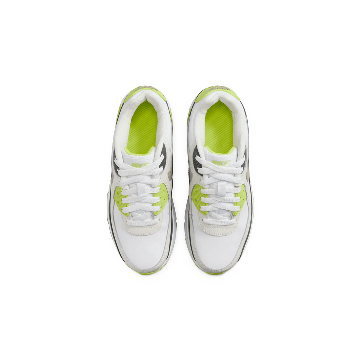 Widok z góry na parę białych sneakersów Nike Air Max 90 z neonowo zieloną podszewką i akcentami oraz szarymi wstawkami, luźno zawiązane sznurówki.