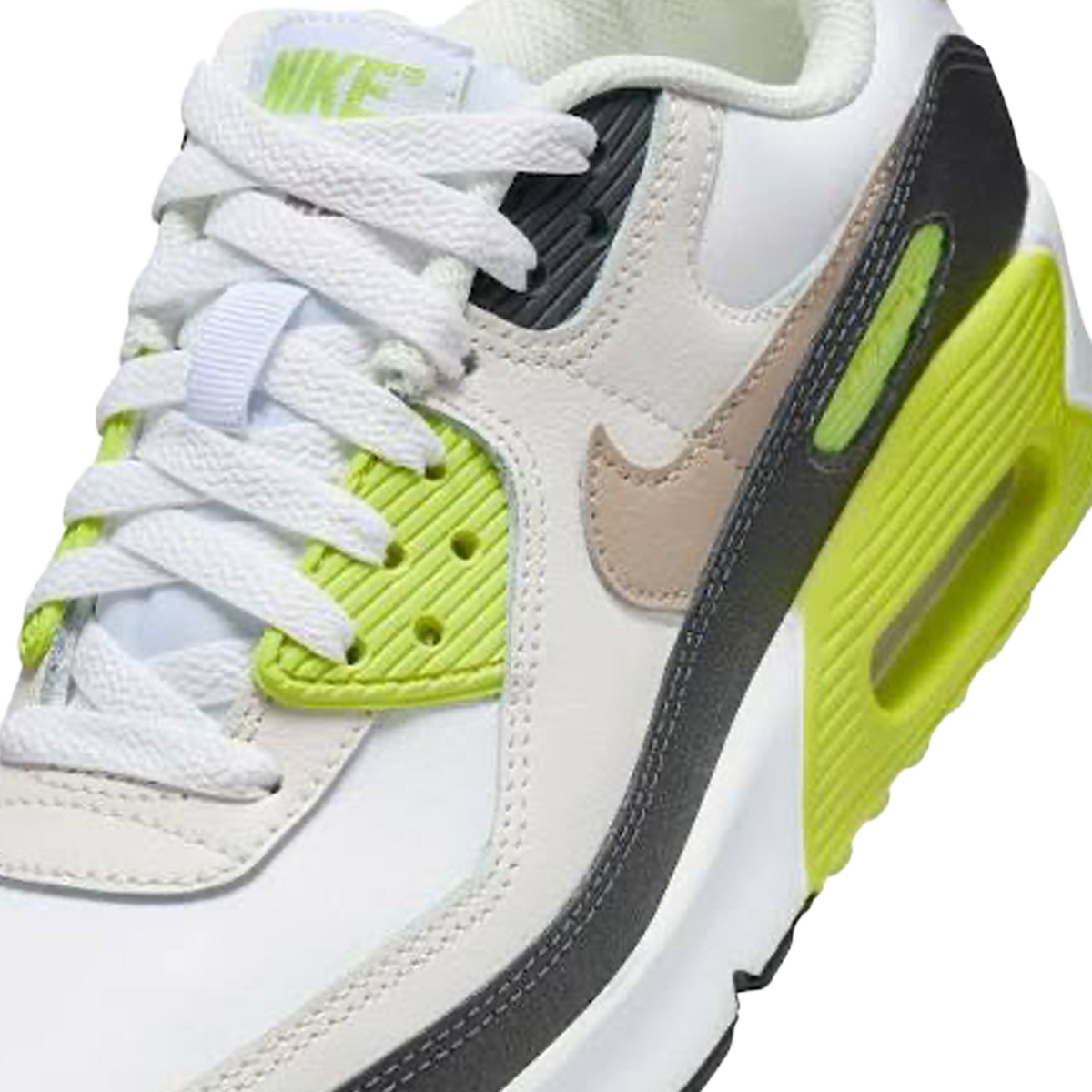 Zbliżenie białego sneakersa Nike Air Max 90 pokazujące beżowy swoosh, białe sznurówki, neonowo żółtozielone akcenty i widoczną poduszkę powietrzną Air.