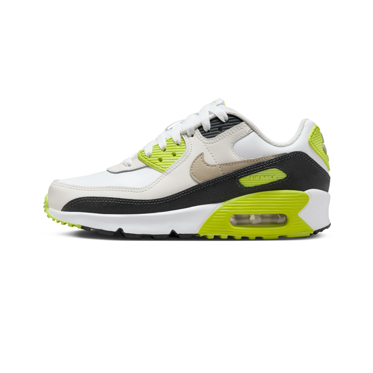 Widok z boku białego sneakersa Nike Air Max 90 z neonowo zielonymi akcentami, szarym swooshem i czarnym panelem na pięcie.