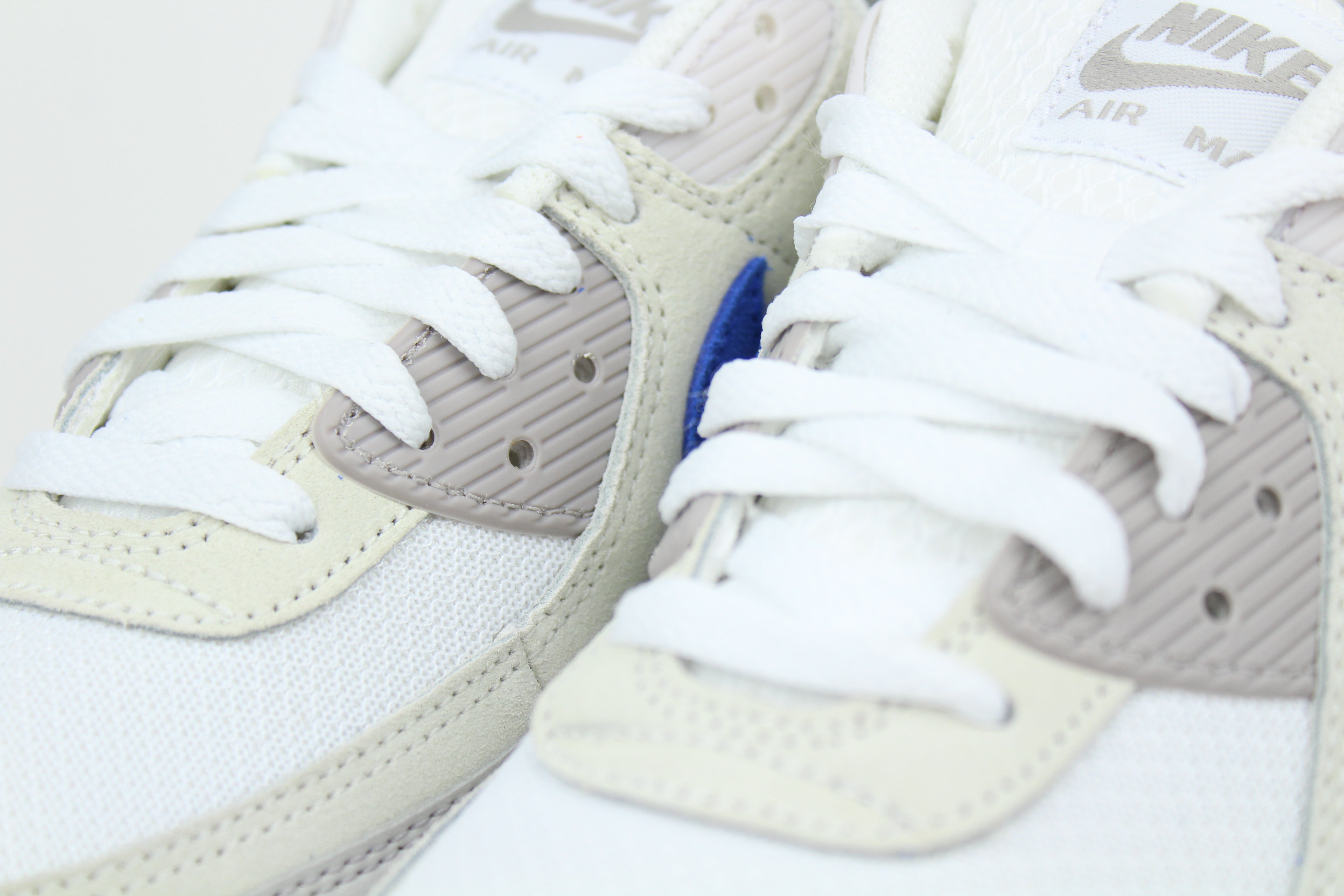 Nike Air Max 90 sneakers in 'Grey Racer Blue' colorway, stylish athletic shoes with grey and blue accents, perfect for casual and sportswear.