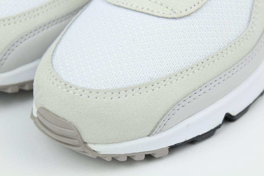 Nike Air Max 90 sneakers in 'Grey Racer Blue' colorway, stylish athletic shoes with grey and blue accents, perfect for casual and sportswear.