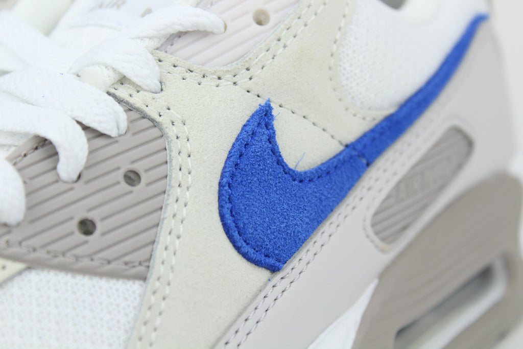 Nike Air Max 90 sneakers in 'Grey Racer Blue' colorway, stylish athletic shoes with grey and blue accents, perfect for casual and sportswear.