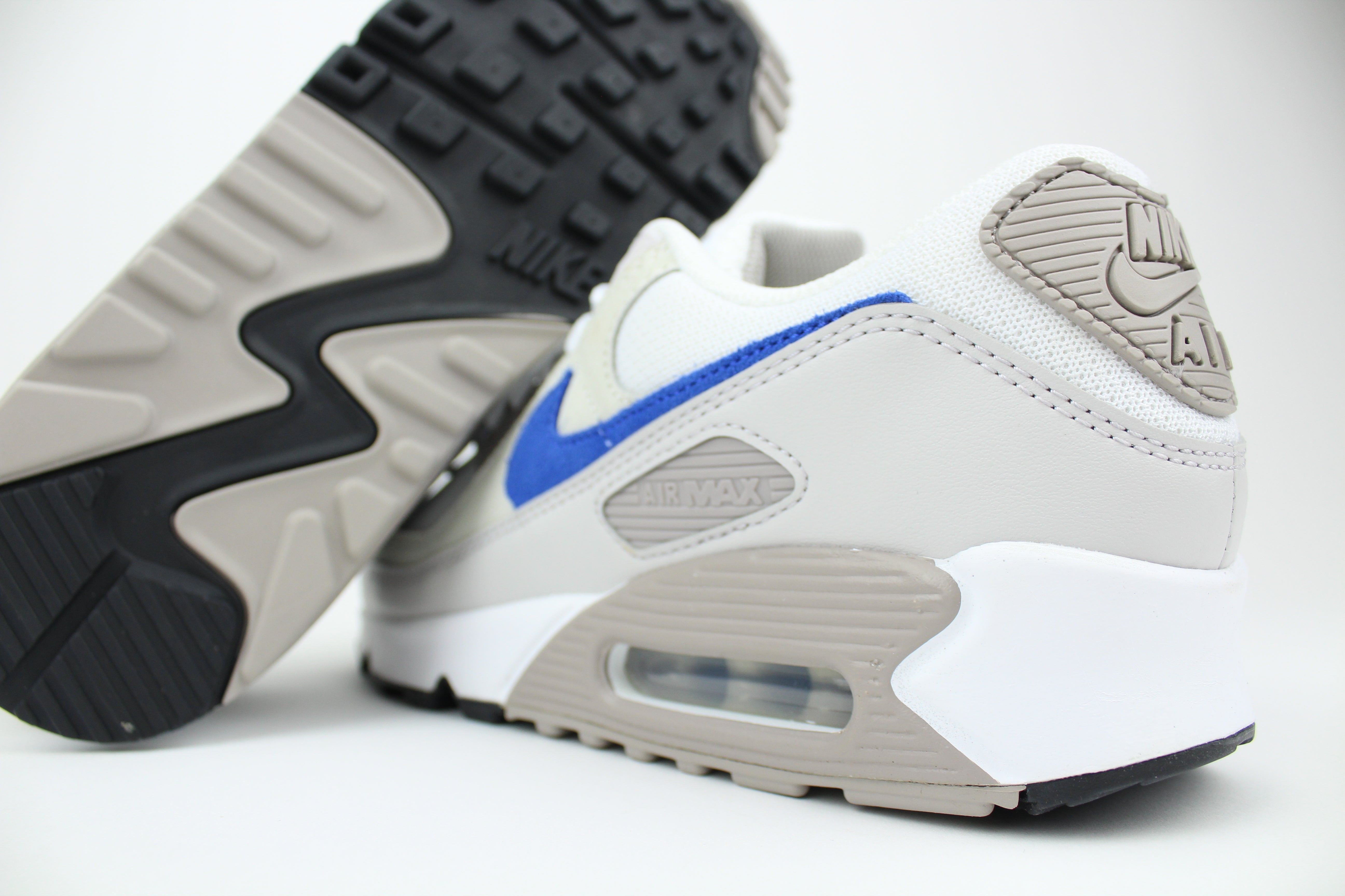 Nike Air Max 90 sneakers in 'Grey Racer Blue' colorway, stylish athletic shoes with grey and blue accents, perfect for casual and sportswear.