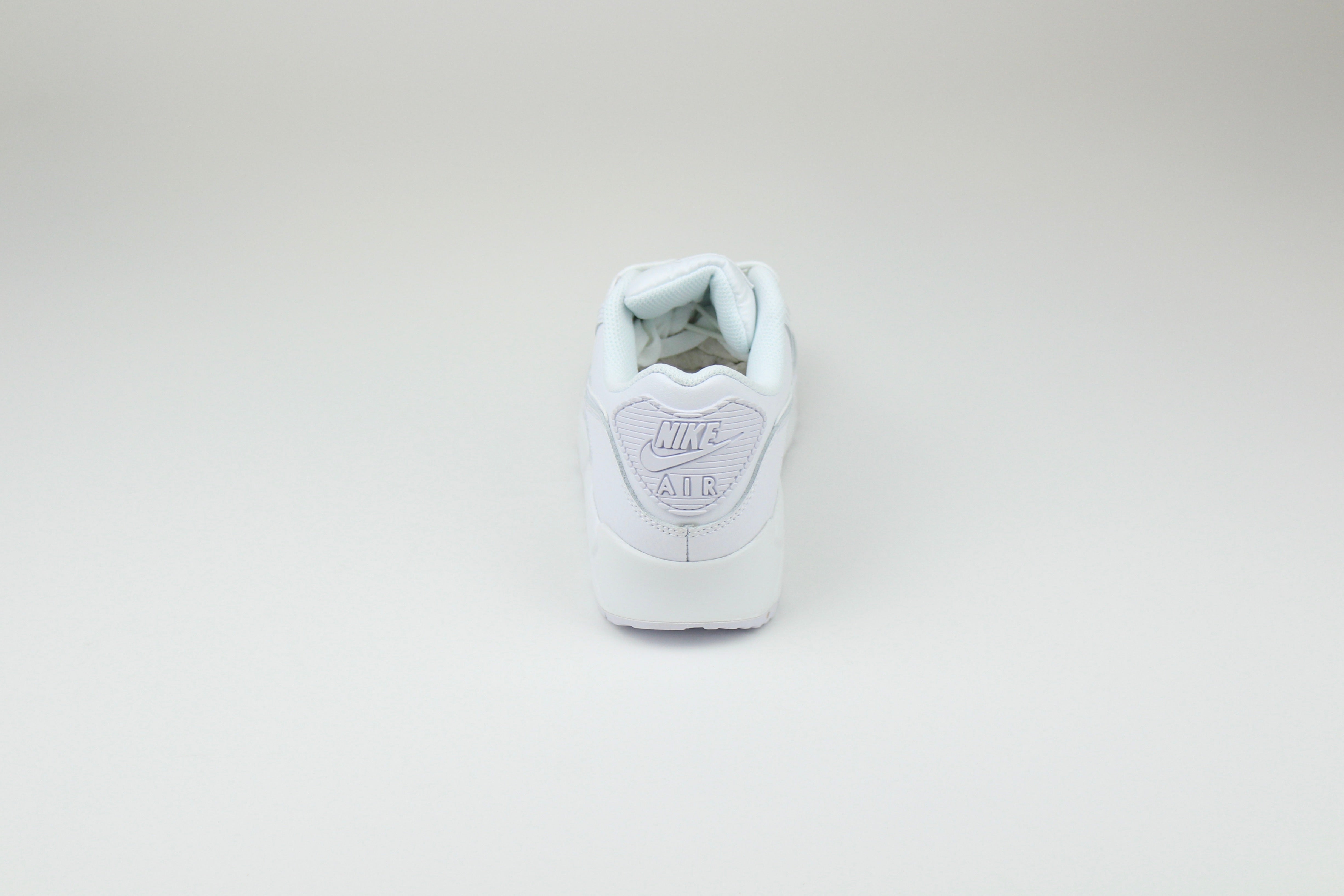 Nike Air Max 90 Leather Triple White – Classic Retro Running Sneakers, Premium All-White Lifestyle Shoes, Iconic Streetwear Trainers