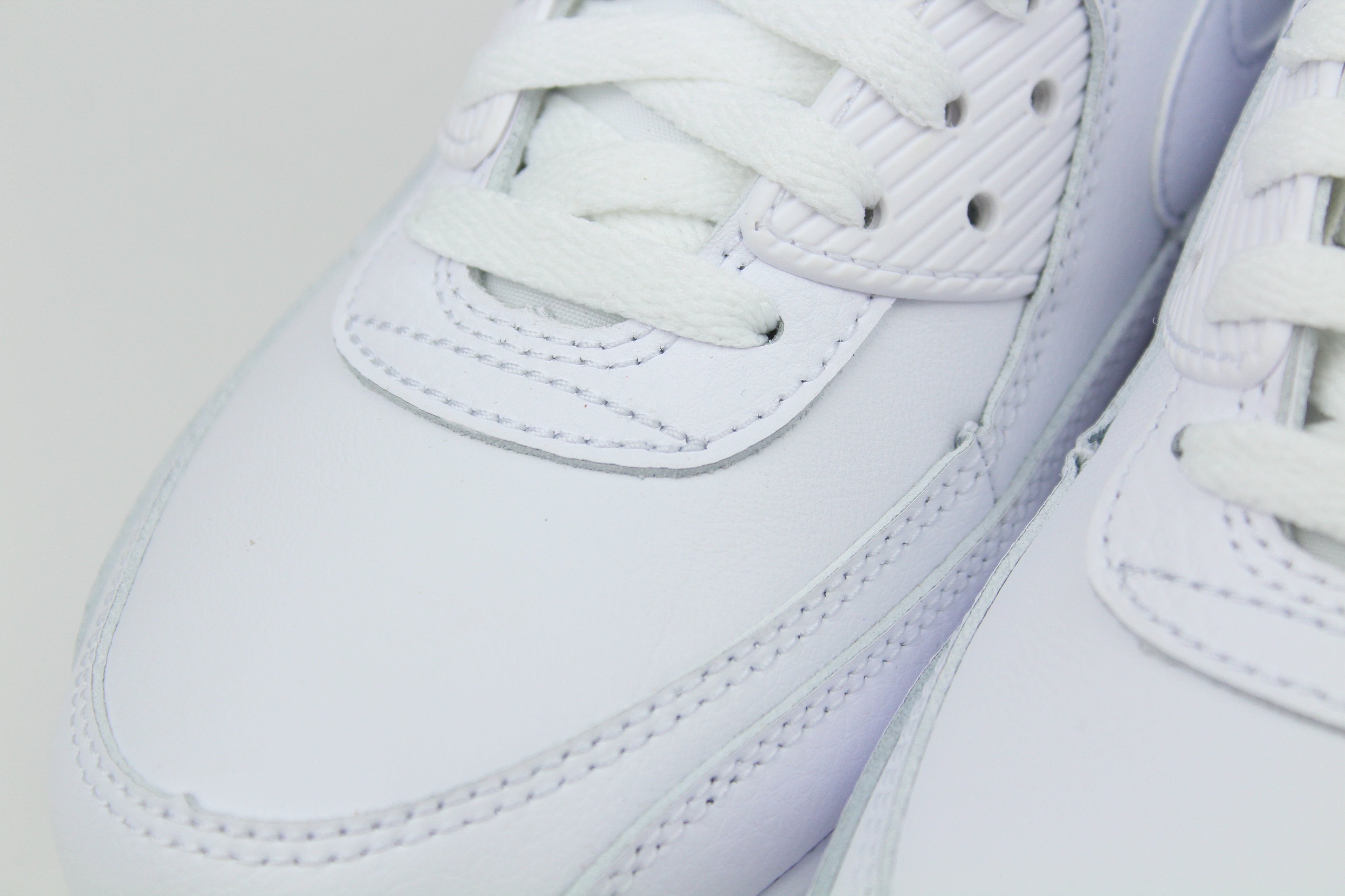 Nike Air Max 90 Leather Triple White – Classic Retro Running Sneakers, Premium All-White Lifestyle Shoes, Iconic Streetwear Trainers