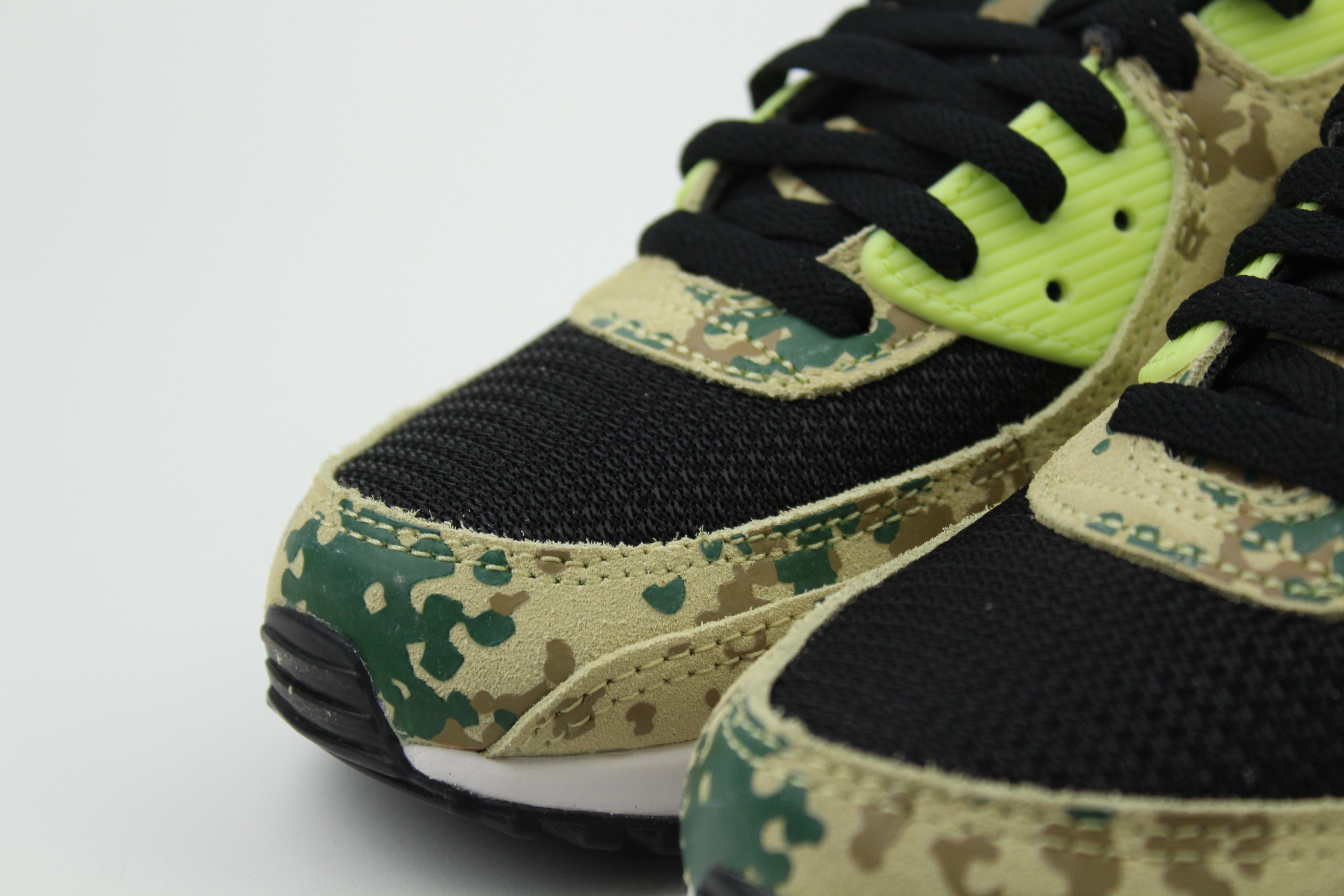 Nike Air Max 90 'Light Lemon Twist' (Camo Pack) – vibrant sneakers with a fresh lemon color, camo details, innovative Nike Air cushioning, and durable design, ideal for casual and athletic wear.