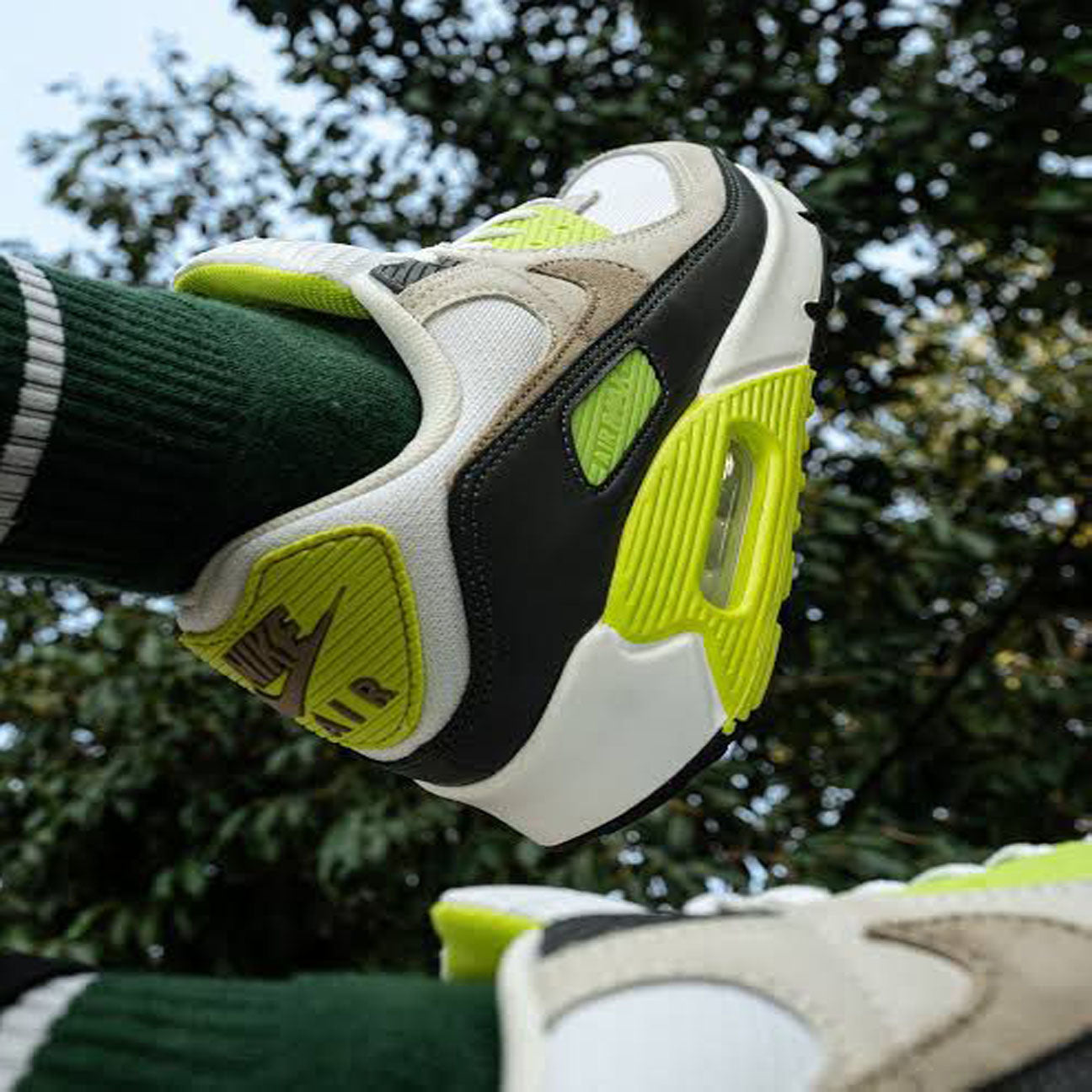 Nike Air Max 90 White Cyber Dark Smoke Grey Khaki GS sneaker with mesh and leather upper and visible Air cushioning