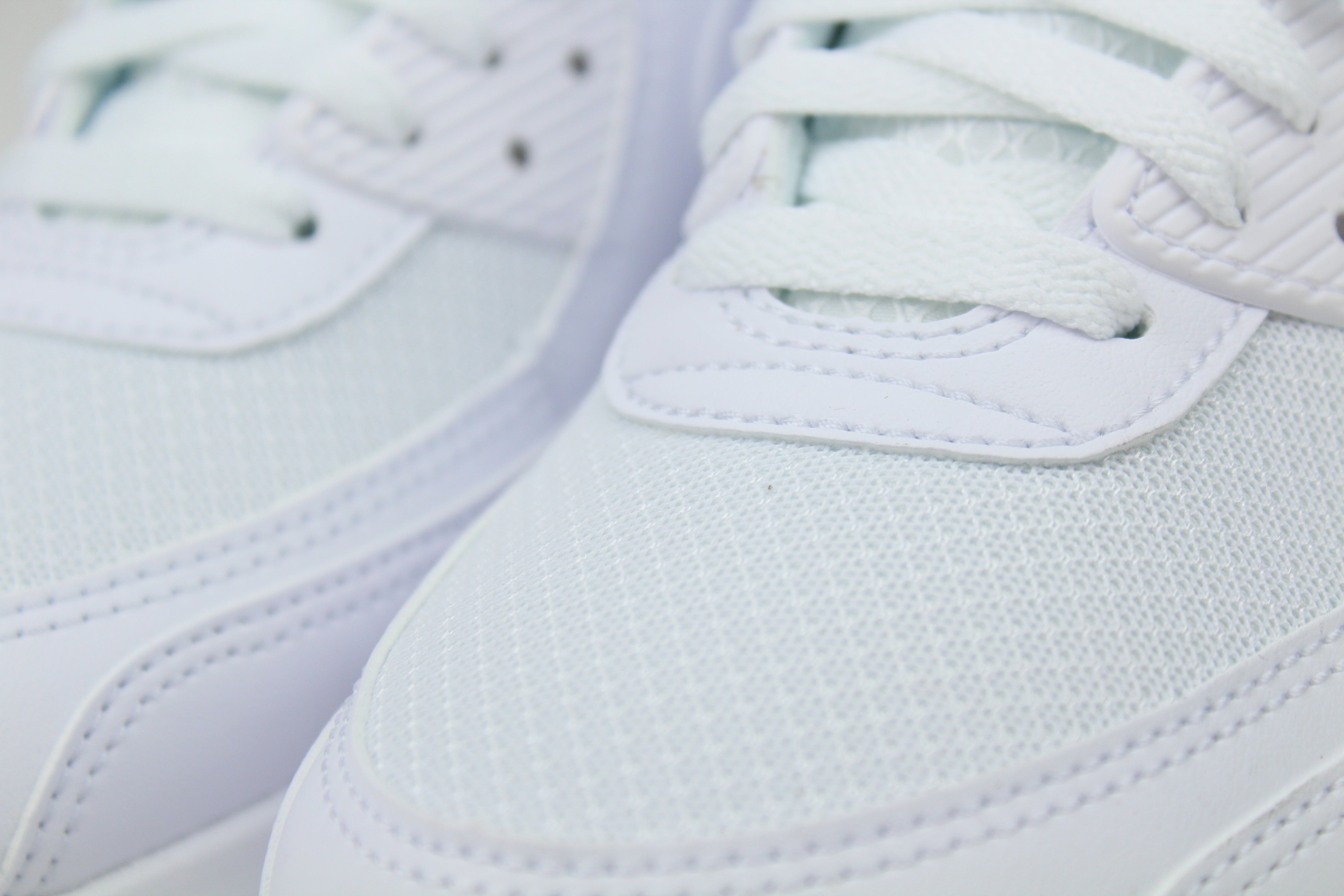 Nike Air Max 90 White & Light Crimson – Retro Running Sneakers, Premium Leather Lifestyle Shoes, Iconic Streetwear Trainers