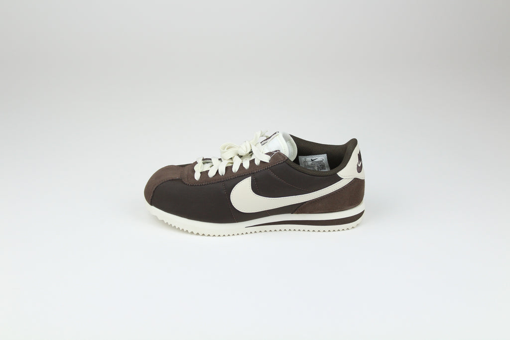 Nike Cortez Textile – Classic Retro Running Sneakers, Lightweight Fabric Lifestyle Shoes, Timeless Streetwear Trainers