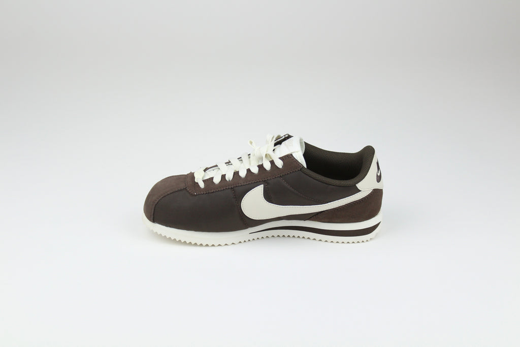 Nike Cortez Textile – Classic Retro Running Sneakers, Lightweight Fabric Lifestyle Shoes, Timeless Streetwear Trainers