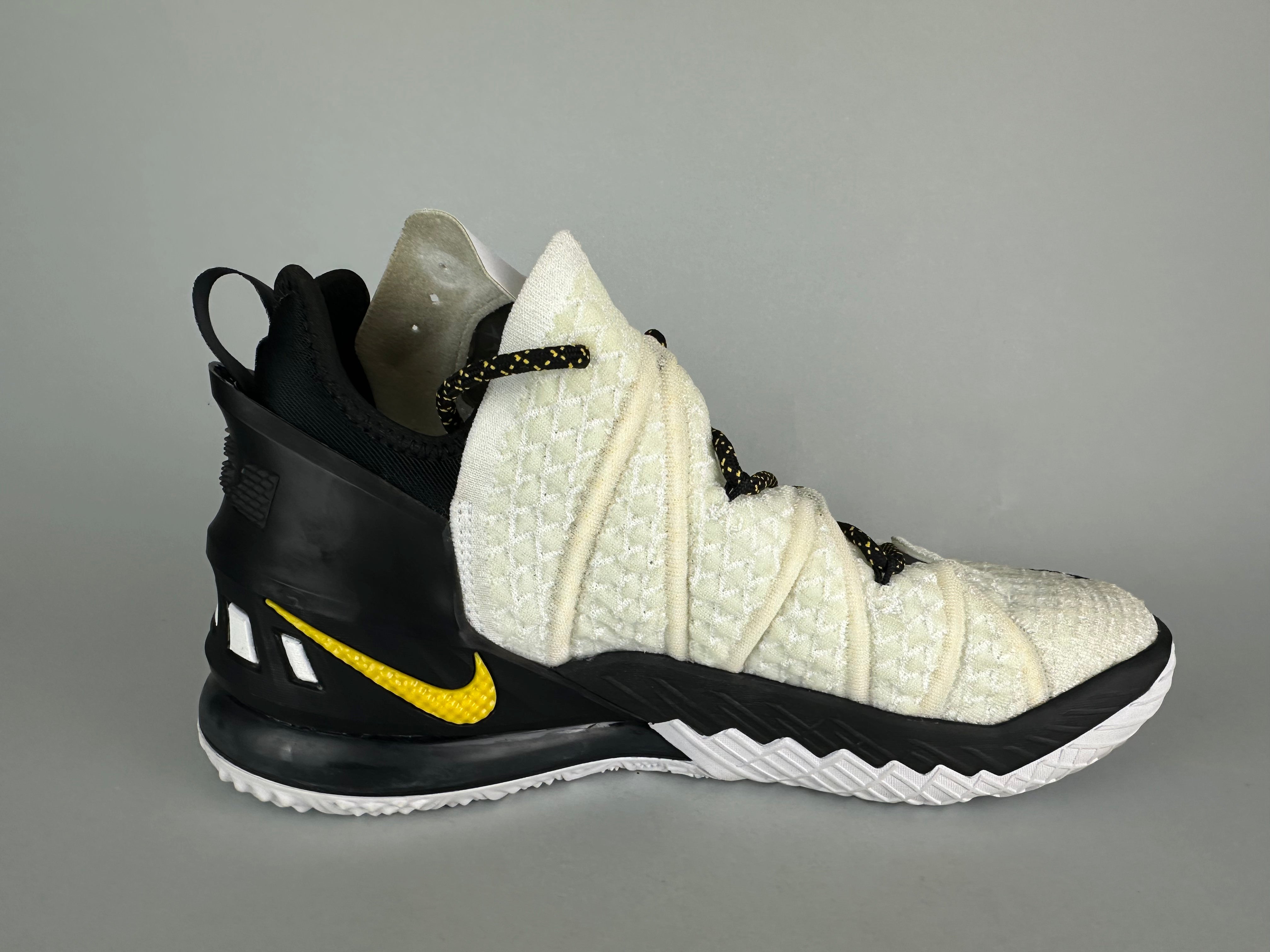 Nike LeBron 18 'Home' - Størrelse 42 (ARKIV)