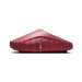 Sidebillede af en pink Nike Mind 001 slip-on sko med perforeret overdel og reflekterende swoosh-logo.