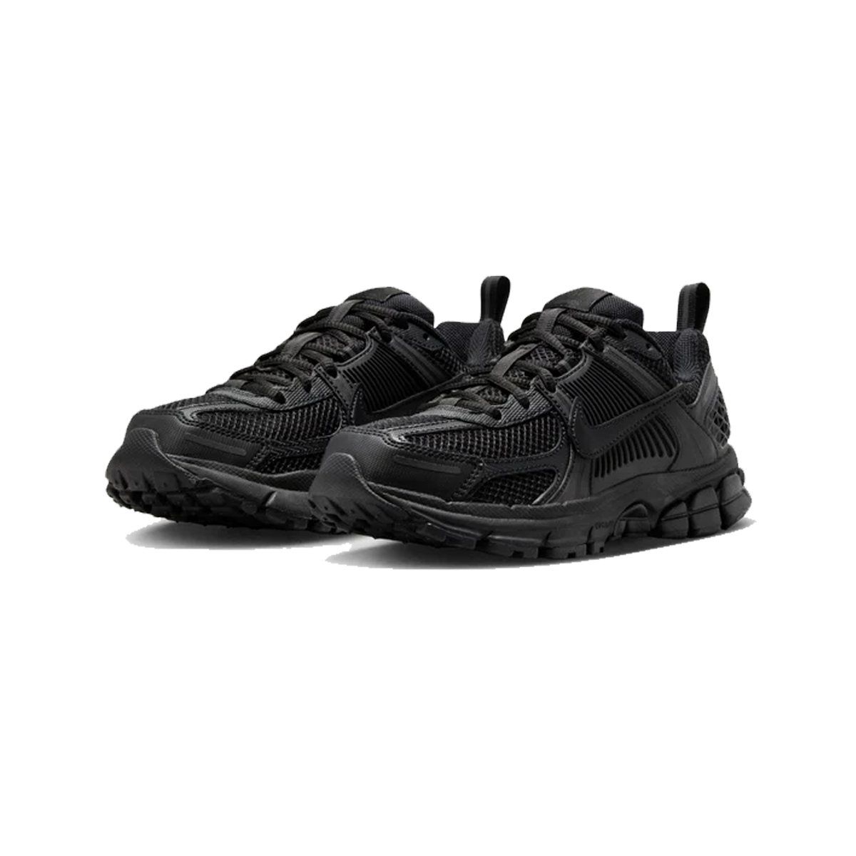 Et par helsorte Nike Vomero 5 sneakers set fra en skrå forvinkel, der fremhæver den ribbede midtersål, mesh overdelen og den kraftige profilerede ydersål.