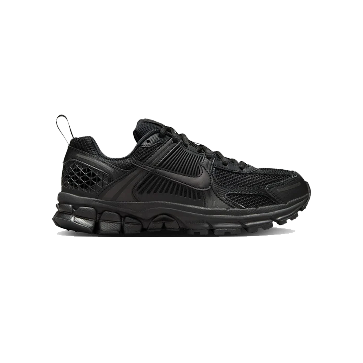 Sidebillede af en helsort Nike Vomero 5 sneaker med mesh paneler, ribbede overlays, trækstrop ved hælen og en kraftig segmenteret ydersål.