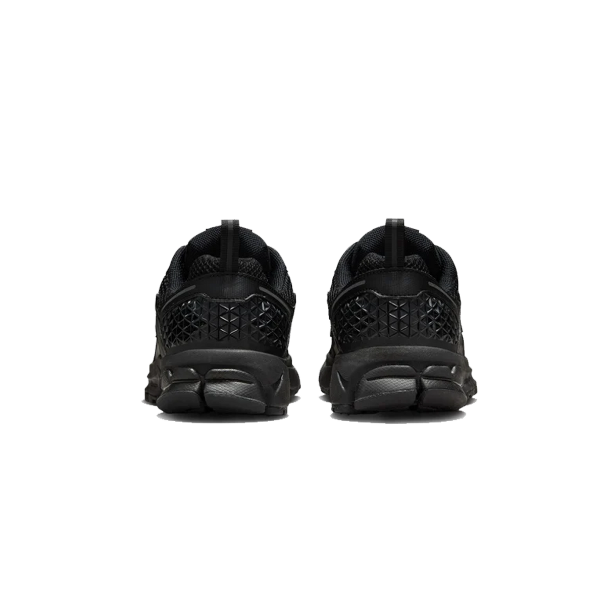 Bagfra af et par sorte Nike Vomero 5 sneakers, der viser de strukturerede hælkapper og den segmenterede sål.