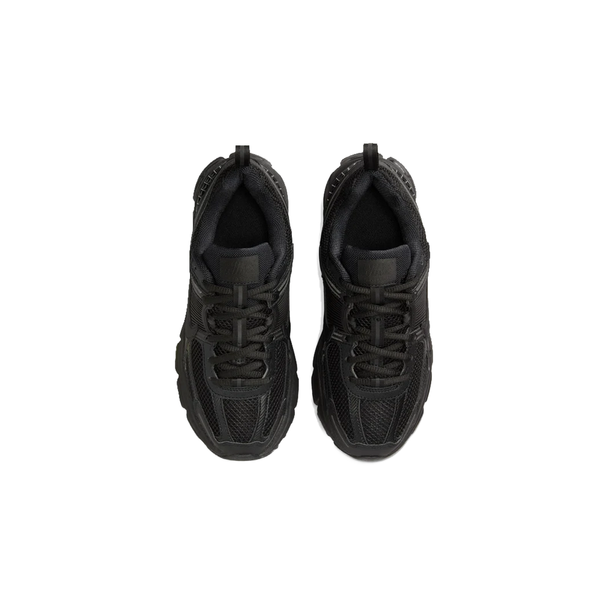 Set oppefra af et par helsorte Nike Vomero 5 sneakers, der viser snørebånd, mesh paneler og trækstropper på begge sko.