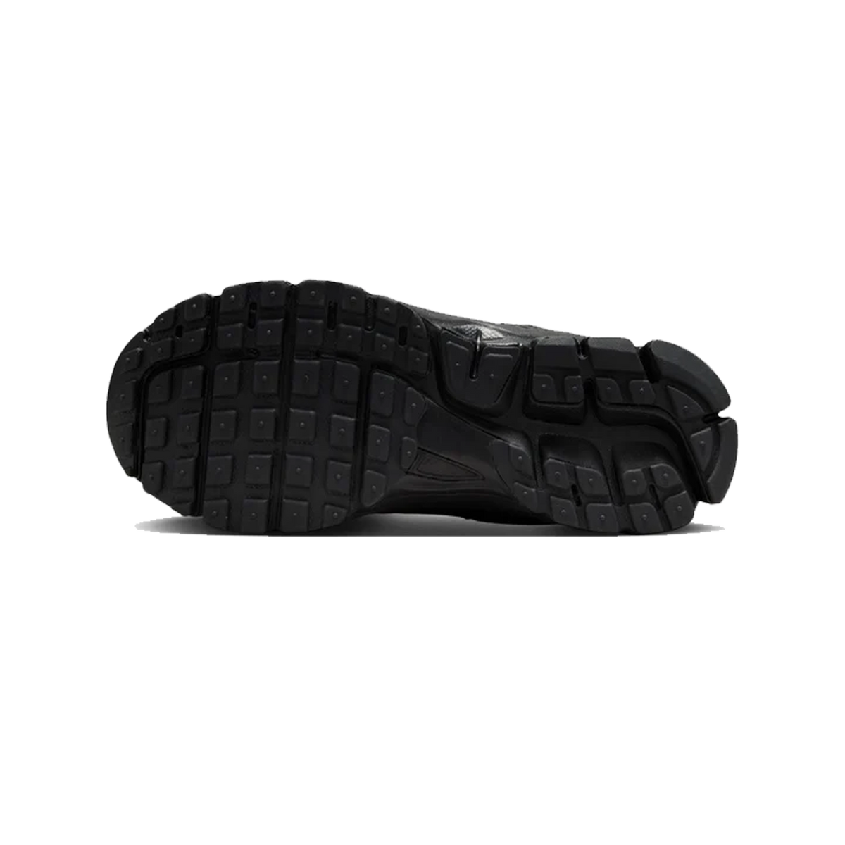 Undersiden af en sort Nike Vomero 5 sneaker, der viser mønsteret i den strukturerede gummiydersål.