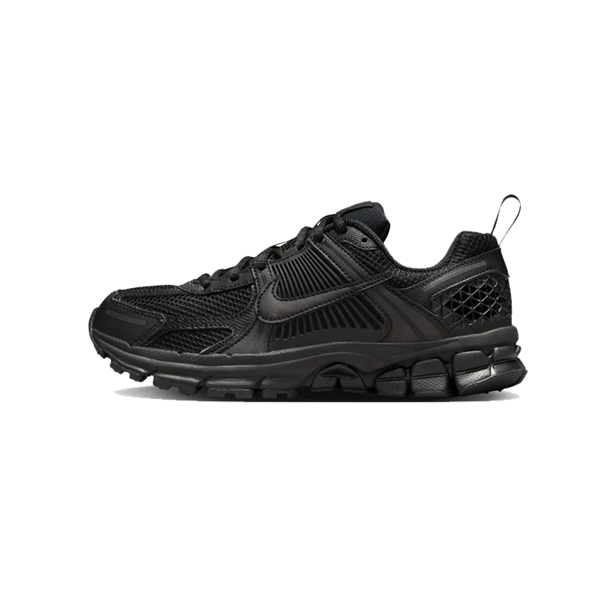 Sidebillede af en helsort Nike Vomero 5 sneaker med mesh overdel, kraftig ribbet midtersål og trækstrop ved hælen.